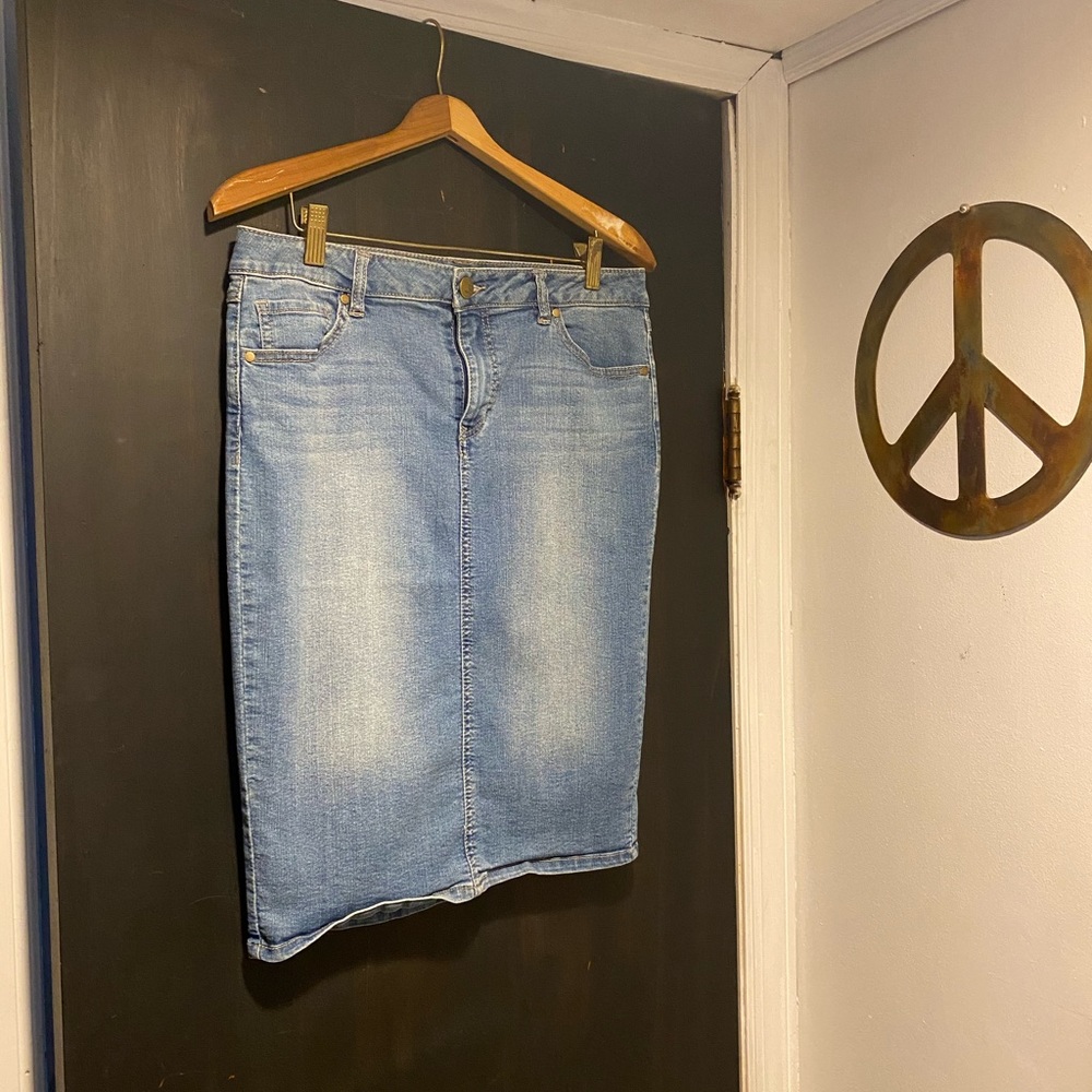 Women’s stretch denim skirt